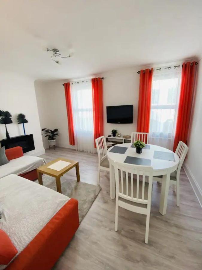 Castle View 2 Bedroom In Town Centre Apartment *